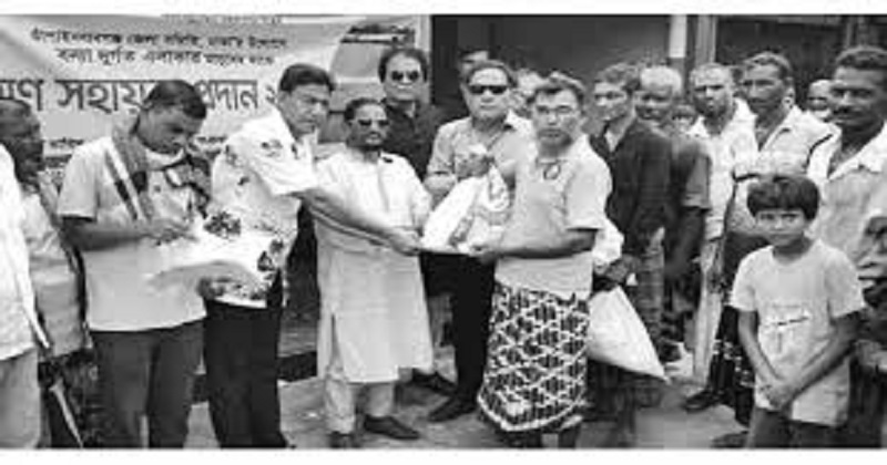 চাঁপাইনবাবগঞ্জে বন্যা দূর্গত ১২শ’ পরিবারের মাঝে  ঢাকাস্থ চাঁপাইনবাবগঞ্জ জেলা সমিতির খাদ্য সহায়তা